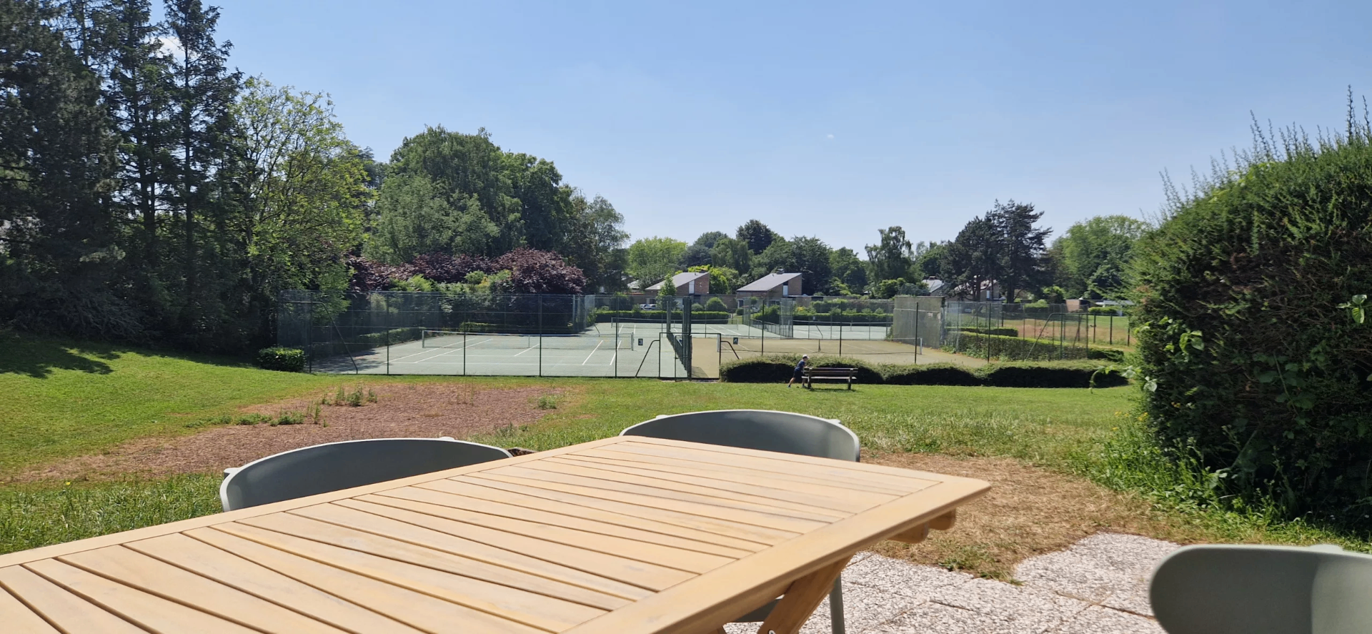 Terrasse du club-house du CSB Brigode avec vue sur les courts de tennis